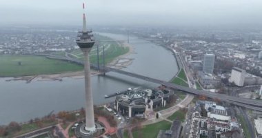 Düsseldorf ufuk çizgisi şehir manzarası, nehir reni, Rheinknie köprüsü, Rheinturm gözlem turizm merkezi ve yayın kulesi.