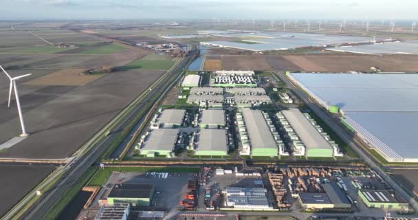 データセンター構築コンピューティングとデータインフラストラクチャ 空中ドローンの頭上からの眺めオランダのクローン工業地帯 景観空中 — ストック動画
