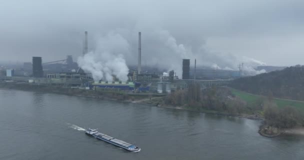 Tillverkning Stål Masugn Längs Floden Rhine Ruhrområdet Tyskland Europa Inlandssjöfart — Stockvideo