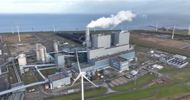 バイオマス発電所 オランダ エームスハーフェンの発電所 空中ドローンビュー — ストック動画