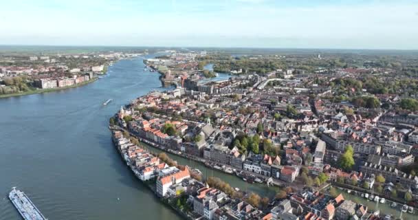 Dordrecht的Oude Maas河的空中 城市上空的空中景观 过河的船只 — 图库视频影像