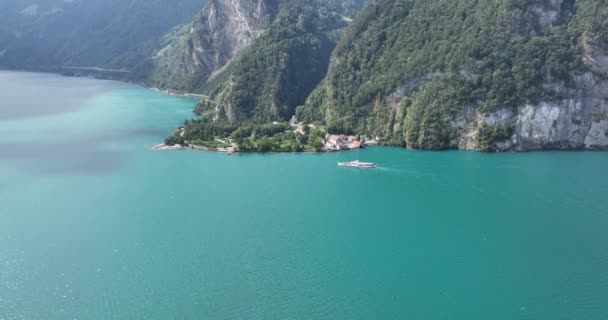 Швейцарское Озеро Небольшой Причал Перевозки Туристических Экскурсионных Судов Воздушный Беспилотник — стоковое видео