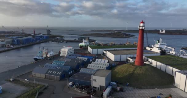 Ijmuiden的Hoge Vuurtoren和北海的Noordzee Kanaal出口 商业港口 捕鱼业 — 图库视频影像