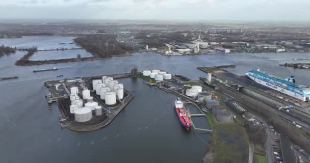 ペトロリュムハーフェンアムステルダムは オランダのアムステルダムの北に位置する大規模な港です 港は石油製品の貯蔵と取り扱いに使用され 最大の石油とガスの一つです — ストック動画