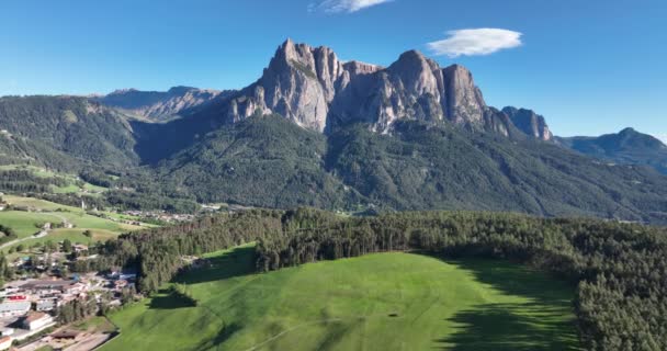 Dolomites Aerial View Captures Stunning Beauty Rugged Landscape Mountain Range — Vídeo de Stock