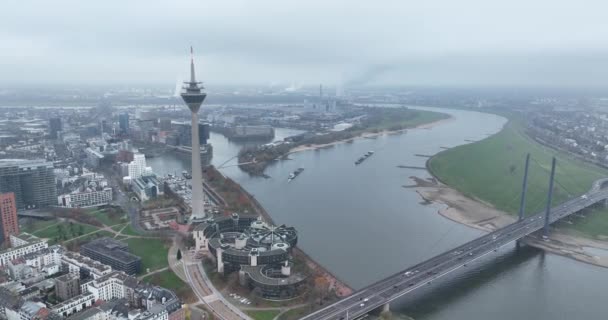 2022年12月11日 德国杜塞尔多夫 杜塞尔多夫塔 Dusseldorf Tower 和莱茵克尼布鲁克 Rheinkniebrucke 标志性地标 是一个受欢迎的旅游胜地 它们也是这座城市天际线的重要组成部分 — 图库视频影像