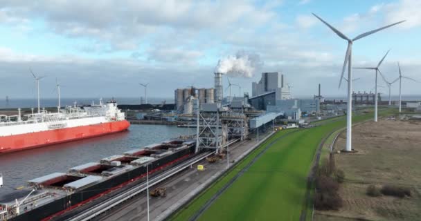 エームスハーフェン発電所はオランダのエームスハーフェン港にある近代的な発電所である 石炭や天然ガスなどの様々なエネルギー源で発電します — ストック動画