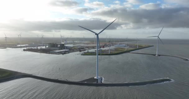 Eemshven港の入り口と風力タービンの素晴らしい空中ドローンビデオは 印象的なエンジニアリングと持続可能なエネルギー生産を紹介しています ユニークな港やタービンをご覧ください — ストック動画