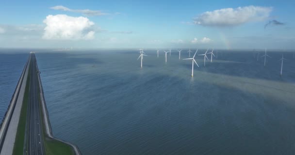 オランダのAfsluitdijk アフズルディク の航空機ドローンビデオでは 風力タービンを背景に再生可能エネルギーや沿岸保護への投資が紹介されています オーバーヘッドビュー — ストック動画