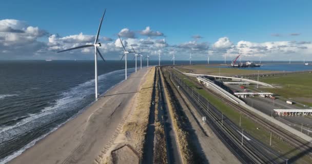 オランダの再生可能エネルギーと沿岸保護の統合を示すMaasvlakteと風力タービンの砂丘の空中ドローンビデオ — ストック動画
