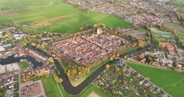 Воздушное Беспилотное Видео Исторического Укрепленного Города Нидерландах Демонстрирующее Средневековую Архитектуру — стоковое видео