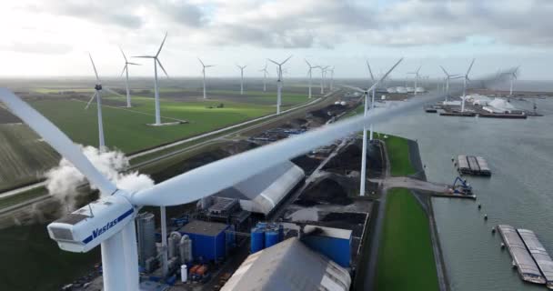 Eemshaven Het Hogheland 2022年12月26日閲覧 Vestas風力タービンを紹介する空中ドローンビデオ 再生可能エネルギー産業の技術と規模を強調し — ストック動画