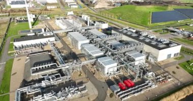 The video captures the intricate network of pipelines, tanks, and wells at De piekgasinstallatie, set against the backdrop of the Dutch countryside.