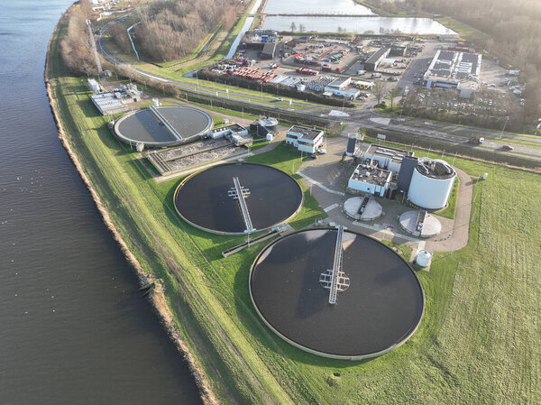 Установка очистки воды, система, которая используется для фильтрации и очистки воды через ряд процессов. фильтровать загрязняющие вещества, такие как осадок, хлор, свинец, кисты, бактерии и вирусы