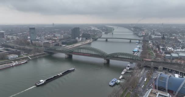 Kölni Ikonikus Híd Nyüzsgő Városközpont Felett Szárnyalva Drónfelvétel Város Látképét — Stock videók