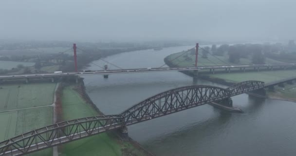 象徴的な橋の眺めを眺めながら 壮大なスケールと複雑なデザインのユニークな視点を提供します — ストック動画