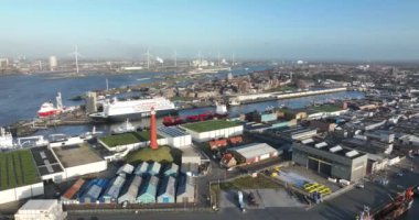 Ijmuiden, 11 Aralık 2023, Hollanda. Ijmuiden Limanı Kuzey Denizi kıyısında önemli bir liman. Çelik üretimi de dahil olmak üzere balıkçılık, gemicilik ve endüstriyel faaliyetler için önemli bir merkez. Havadan
