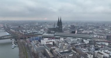 Yukarıdan, Ren Nehri 'nin ihtişamına ve bu büyüleyici dron videosuyla Köln' ün hareketli şehir merkezine tanık olun..