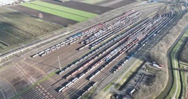Bu çarpıcı hava aracı videosuyla Kijfhoek tren yerleşiminde sanal bir tura çıkın, ulaşım altyapısı ve trenler hareket halinde.