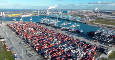 Rotterdam, 19 Ocak 2023, Hollanda. Rotterdam konteynır terminalinin yapılandırılmamış hava görüntüleri. Yüksek vinçler ve limanın çarpıcı manzarası var..