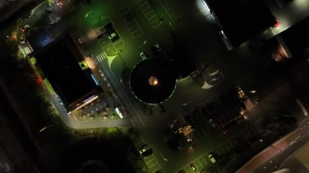 トップダウンの空中ドローンビデオは ドライブスルーレストランの賑やかな夜の雰囲気をキャプチャします — ストック動画