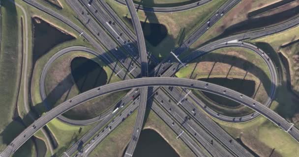 에서의 공중에서의 광경은 고속도로 교차점 차량의 흐름의 복잡성을 — 비디오