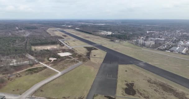 Dechberoucí Letecké Záběry Historického Vojenského Letiště Poskytuje Pohled Ptačí Perspektivy — Stock video
