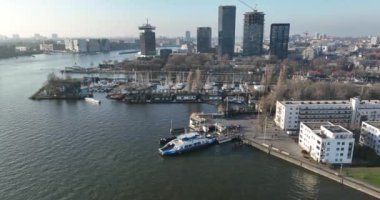 Amsterdam, 13 Şubat 2023, Hollanda 'da. Amsterdams nehir taşıma sisteminin, ADAM gözetleme kulesinin üzerinde süzülen ikonik GVB feribotlarının görüntüsü,