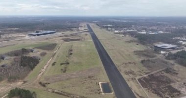 Soesterberg 'deki eski bir askeri havaalanı pistinin nefes kesici insansız hava aracı görüntüleriyle tarihin eşsiz bir görüntüsünü elde et. Geçmişin çürüme ve kalıntılarını sergiliyor..