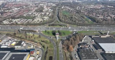 Nieuwegein, 8 Şubat 2023, Hollanda. Yoğun bir trafik kavşağı ve otoyol kavşağının inanılmaz bir insansız hava aracı videosuyla şehir hayatının koşuşturmasını ve koşuşturmasını yaşayın..
