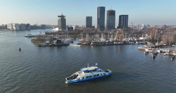 2023年2月13日 オランダのアムステルダム Ij川を渡る2つの公共交通機関フェリーの素晴らしい空中ドローンビデオは アムステルダムの活気を間近で見ることができます — ストック動画