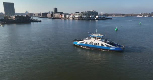 2023年2月13日 荷兰阿姆斯特丹 从一个新的角度来看待阿姆斯特丹繁华的运河 用一架正在开动的公共运输船的无人驾驶飞机视频 — 图库视频影像