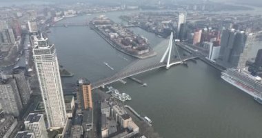Rotterdam 'ın güzelliğine yukarıdan bakın. İnsansız hava aracı zarif Erasmusbrug köprüsünü ve Zalmhavenven Kulesi' ni tek bir nefes kesici videoda yakalıyor..