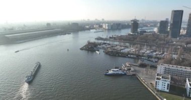 Amsterdam, 13 Şubat 2023, Hollanda 'da. Amsterdam GVB feribotlarının su yolundan geçtiği Lj Nehri 'nin tepeden aşağı perspektifi.