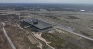 Soesterberg, 11 Şubat 2023, Hollanda. Ulusal Askeri Müze ve bitişik bir uçak pistinin büyüleyici insansız hava aracı videosu, geçmişin ve