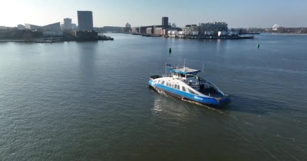 2023年2月13日 荷兰阿姆斯特丹 一架无人驾驶飞机的视频从上至下的视角拍摄了阿姆斯特丹的美景 当时公共交通工具正在滑过水面 — 图库视频影像