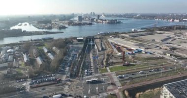 Amsterdam taşıma altyapısını gösteren bir insansız hava aracı videosu. Tramvaylar ve arabalar kavşak ve tünelden sorunsuzca geçiyorlar..