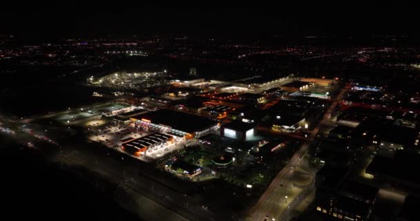 2023年2月8日 ニーウゲイン オランダ 魅惑的な空中ドローンビデオは 賑やかな建設市場 倉庫会社 そして夜の街の商業中心部をキャプチャします — ストック動画