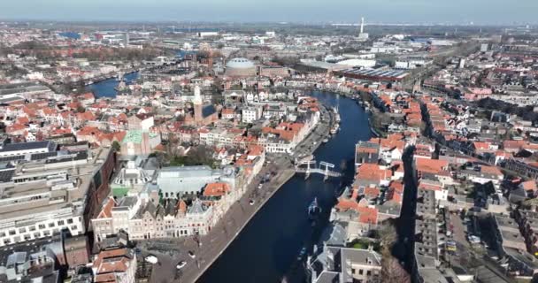 Admire Unique Perspective Haarlems City Center Bakenesserkerk Binne Spaarne River — 图库视频影像