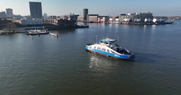 2023年2月13日 荷兰阿姆斯特丹 渡船到达目的地时 鸟瞰着城市的天际线和周围的水道 — 图库视频影像
