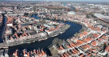 Eski Koepelgevangenis, Molen De Adriaan ve şehir merkezinin büyüleyici insansız hava aracı videosunu izlerken Haarlem 'in çarpıcı mimarisi ve kültürel zenginliği karşısında hayrete düşmeye hazır olun..