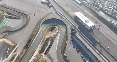 Zandvoort, 15 Şubat 2023, Hollanda. Bu çarpıcı insansız hava aracı videosu Hugenholtzbocht ve Straight 'ın F1' in hızını, gücünü ve heyecanını gösteren eşsiz bir perspektif sunar.