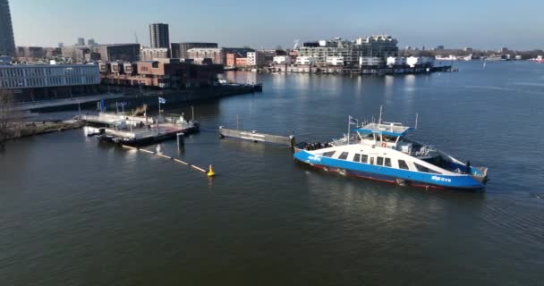 Amszterdam 2023 Február Hollandia Nyüzsgő Vízparti Rakpart Kerékpárok Utasok Kirakodásával — Stock videók