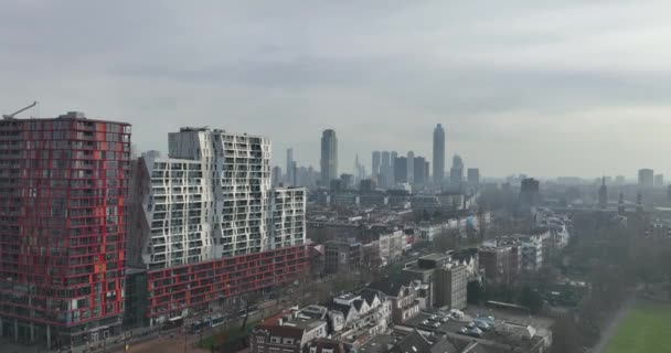 Katsella Kuin Drone Kaappaa Vaikuttava Arkkitehtuuri Innovatiivinen Muotoilu Rotterdams Kaupunkimaiseman — kuvapankkivideo