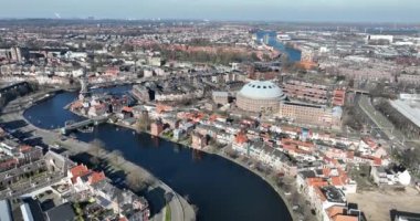 Bu büyüleyici hava görüntüsü Haarlems 'in kültürel mirasına eşsiz bir bakış açısı sunuyor, ikonik eski Koepelgevangenis, Molen De Adriaan ve büyüleyici şehir merkezi.