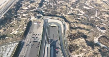 Zandvoort, 15 Şubat 2023, Hollanda. Tarzan köşesi bu çarpıcı insansız hava aracı videosunda canlanıyor, zorlu dönüşleri yönetmek için gereken hassasiyet ve beceriyi vurguluyor..