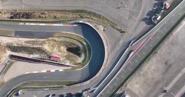 Zandvoort devrelerinin adrenalin patlaması en ikonik özelliklerin çarpıcı hava görüntüleriyle canlandı..