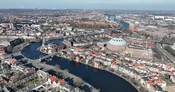 Lenyűgöző Madártávlati Kilátás Haarlems Nyüzsgő Belvárosára Történelmi Nevezetességeire Koepelprison Szélmalom — Stock videók