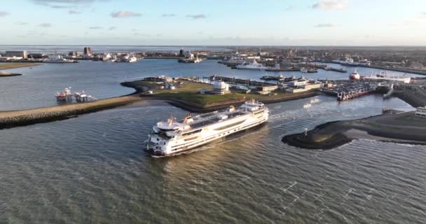 オランダのワッデン海の美しい鳥の目の景色は Texelstroomフェリーボートが波を渡ってTexelに向かって進んでいるので — ストック動画