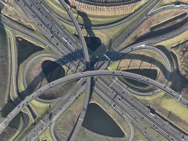 都市インフラと交通のシームレスな統合を参照してくださいRidderkerks忙しい高速道路の交差点の空中ビュー — ストック写真
